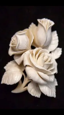 Фотография розы из дерева с различными декоративными элементами