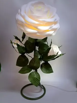 Впечатляющая роза из изолона на фото