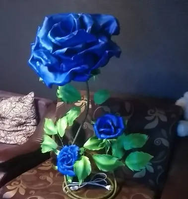 Фото розы из изолона с насыщенными цветами