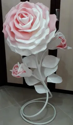 Впечатляющая фотография розы из изолона с детализацией каждого лепестка