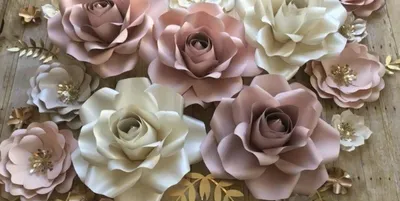 Потрясающая роза из изолона на фото с эффектом размытости