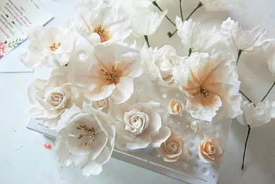 Красочная картинка розы из мастики
