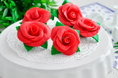 Красивая фотография розы из мастики