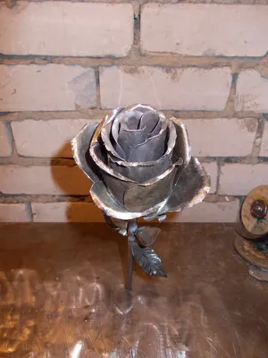 Оригинальные изображения металлической розы в разных размерах
