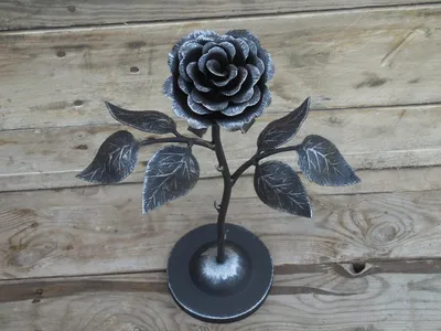 Фотографии уникальной металлической розы в разных размерах