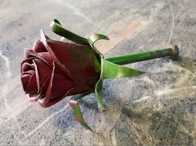 Фото, демонстрирующие уникальную металлическую розу
