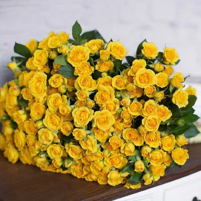 Фото желтой розы, которая словно льется медом на экране