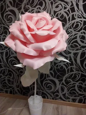 Фотография интересного светильника с розой