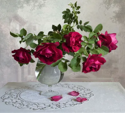 Фотография розы в бокале: запечатленная элегантность