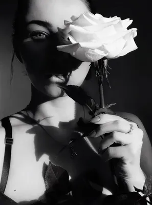 Монохромная фотография розы: выбирайте формат