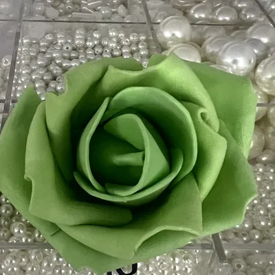 Яркие розы из фоамирана на фото