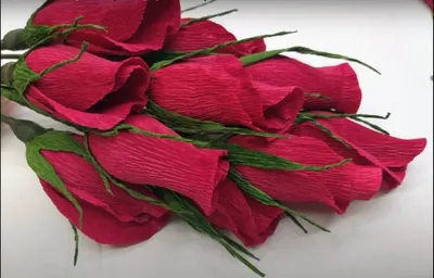 Изящные розы из гофрированной бумаги на фоне природы