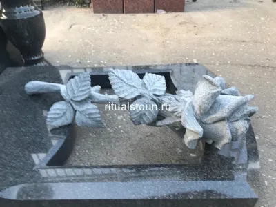 Роза из гранита на красивом изображении jpg