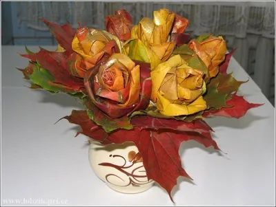 Очаровательные розы из кленовых листьев в разных размерах