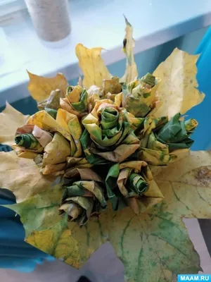 Розы из кленовых листьев фотографии