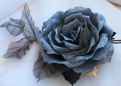 Роскошные розы из ткани на фото в формате jpg