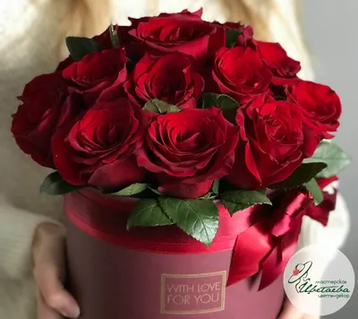 Картина роз в коробке с днем рождения