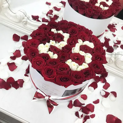 Розы в коробке с днем рождения - большой размер