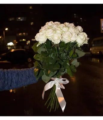 Розы в машине ночью: эффект призрачности и загадочности