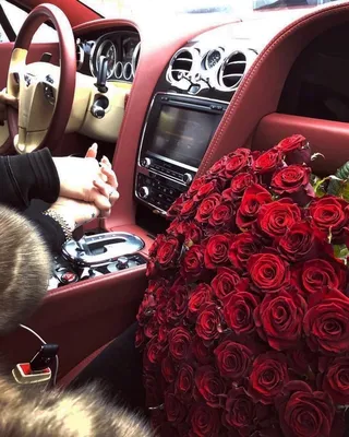 Изображение роз в машине ночью: ночная эстетика и таинственность