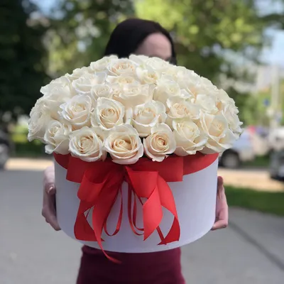Изображение роз в шляпной коробке - идеальный выбор для декорирования интерьера