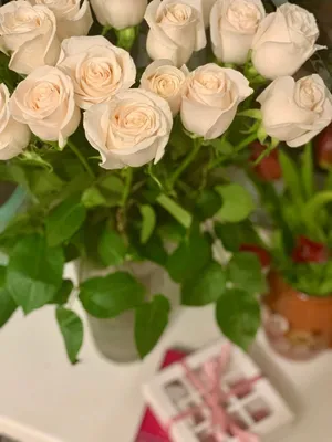 Розы в вазе на столе – фото скачать