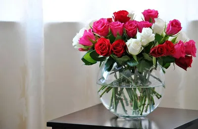 Изображение роз в вазе на столе – скачать бесплатно