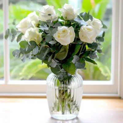 Фотка роз в вазе на столе – формат png