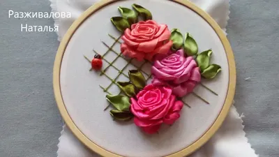 Картинка роз, вышитых красочными лентами, доступна в формате webp