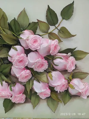 Изображение роз, украшенных замысловато вышитыми лентами, для скачивания