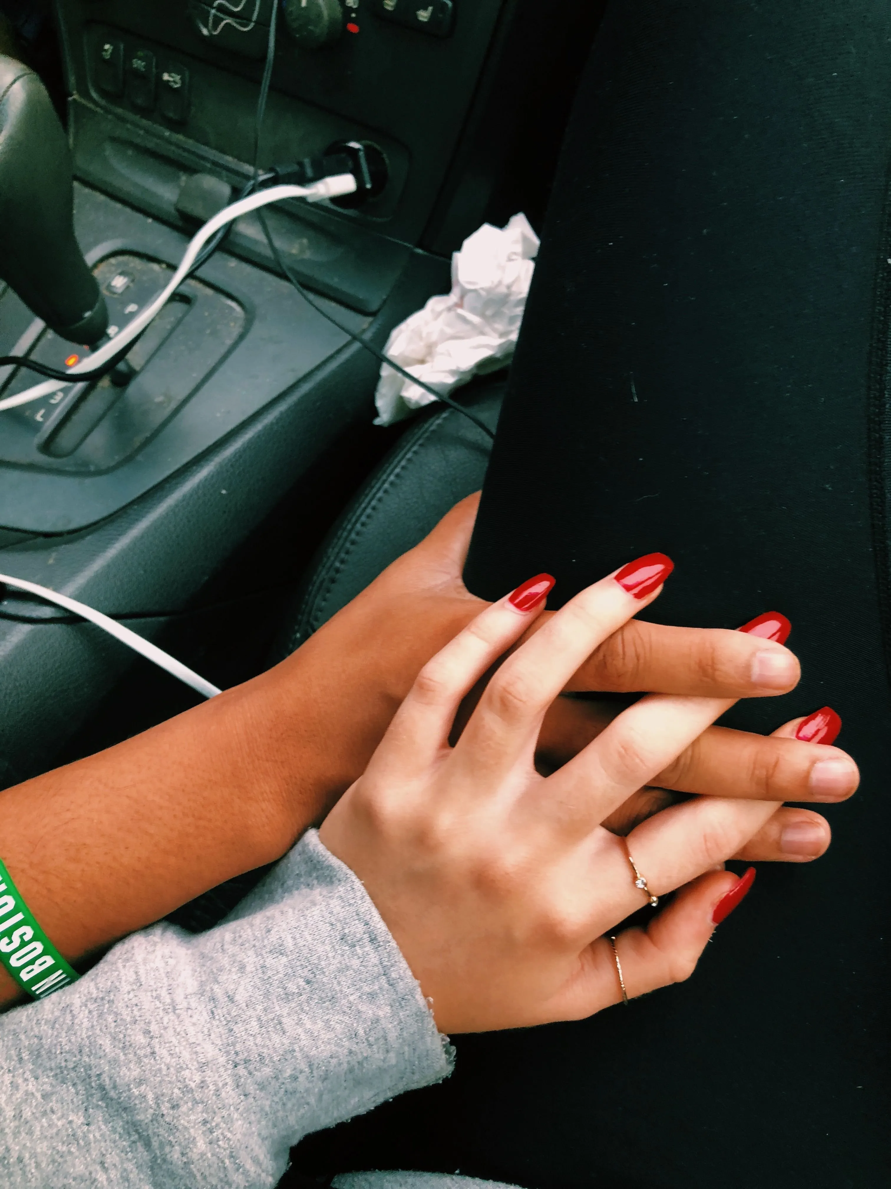 Руки мрз. Руки влюбленных в машине. Мужская и женская рука вместе. Красивые женские руки. Мужская и женская рука в авто.