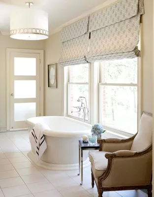 Рулонные шторы в ванной: практичность и элегантность в одном