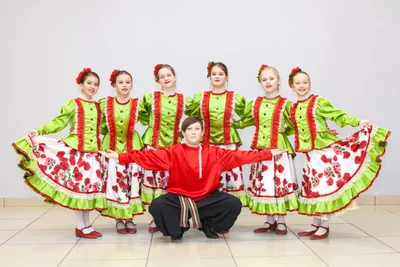 Слава традициям: серия фотографий русских народных танцев и их значения