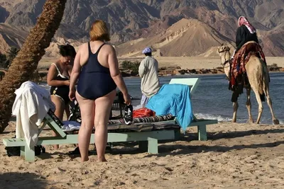 Русские женщины на пляже: выберите размер и формат для скачивания (JPG, PNG, WebP)