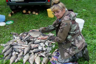 Большой клев: рыбак с великолепной рыбой на снимке