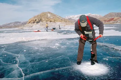 Ледяные отражения: Фотографии зимней рыбалки в воде