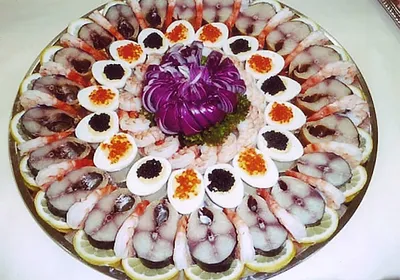Фотография рыбной нарезки на праздничном столе в нескольких форматах