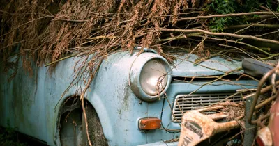 Фотография ржавых автомобилей на черном фоне