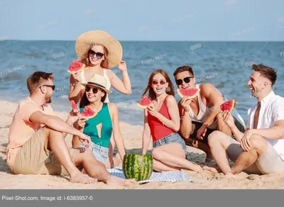 Летний день с арбузом на пляже