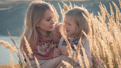 Фото на День Рождения доченьки: улыбки и смех на каждом снимке.