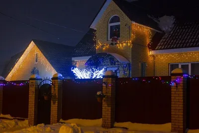 Фото С гирляндой дома в дневное время