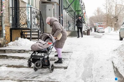 Зимние сказки: коляска на фотографиях в высоком качестве