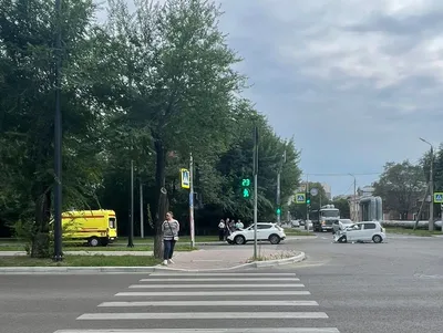 Фото: Автомобильная дорога в яркое время суток