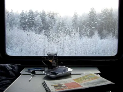 Очарование зимнего момента через стекло поезда