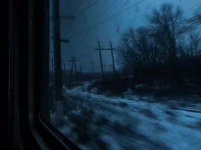 Зимняя красота за стеклом поезда