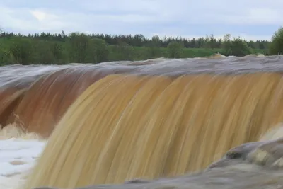 Разрушительная красота: потрясающие снимки Саблинских водопадов