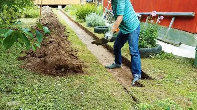 Фотография деревянной садовой дорожки: нежность природы в каждой детали