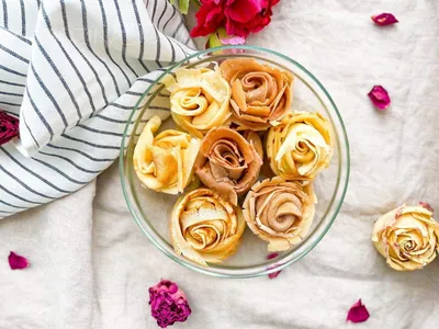 Изображение салата розы из блинов в высоком качестве