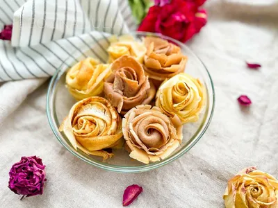 Фото салата розы: блины,стянутые в изящные розы