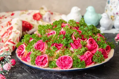 Фотография салата розы с ягодами и кремом